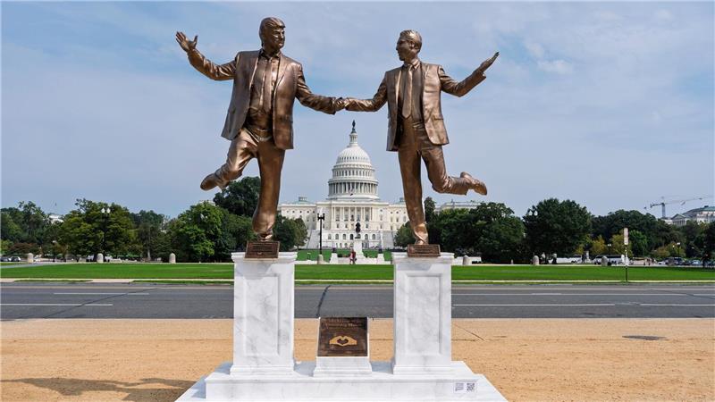 Ein Protestkunstwerk auf der National Mall in der Nähe des Kapitols in Washington stellt US-Präsident Donald Trump und Jeffrey Epstein dar.