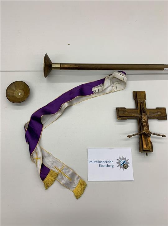 Ein Prozessionskreuz und eine Priesterstola hat die Polizei nach einem Vorfall in Oberbayern sichergestellt.