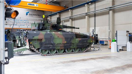 Ein Puma-Schützenpanzer in einer Halle des Rheinmetall-Werks im niedersächsischen Unterlüß.