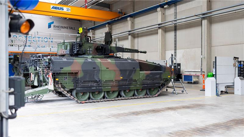 Ein Puma-Schützenpanzer in einer Halle des Rheinmetall-Werks im niedersächsischen Unterlüß.