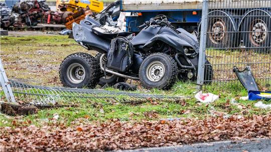 Ein Quadfahrer ist mit seinem Fahrzeug gegen einen Metallzaun geprallt und gestorben. 