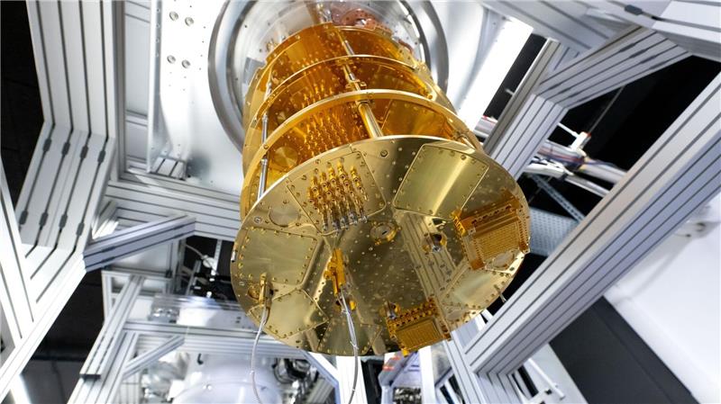 Ein Quantencomputer wird in einem Rechenzentrum in München aufgebaut.