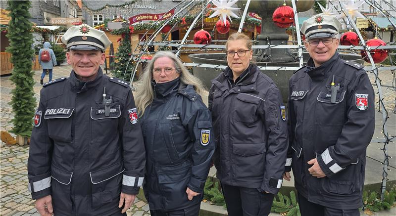 Weihnachtsmarkt und Wald locken erste Besucher Ein Quartett, das mit Sicherheit gerne hilft (v.l.): Ralf Buchmeier, Andrea Mittendorf, Kerstin Frey und Stefan Baier.