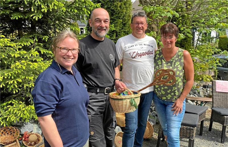 Auf Schnäppchentour den Ort Altenau entdecken Ein Quartett kümmert sich gemeinsam um die Organisation (v.l.): Nicole Wunram, Markus Gründel, Dirk und Claudia Körner vor ihrem eigenen Stand an der Breslauer Straße. Foto: Nachtweyh