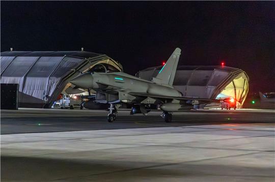 Ein RAF Typhoon-Flugzeug kehrt nach einem Angriff auf Ziele im Jemen zum Stützpunkt Royal Air Force Akrotiri auf Zypern zurück.
