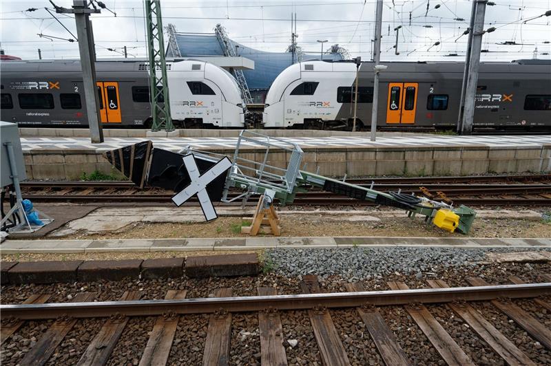 Ein RRX Zug der Deutschen Bahn fährt in den Kölner Hauptbahnhof ein.