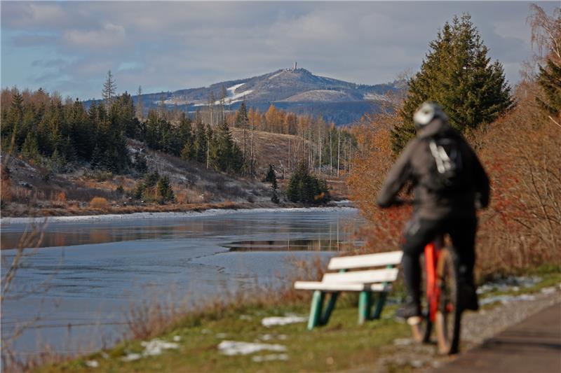 Zu wenig Wasser: Situation der Talsperren im Harz ist angespannt Ein Radfahrer ist an der teils zugefrorenen Talsperre mit Sicht auf den niedersächsischen Wurmberg unterwegs. Foto: Matthias Bein/dpa