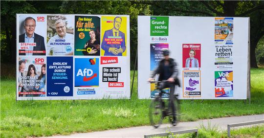Ein Radfahrer radelt an einer Wand mit Wahlplakaten verschiedener Parteien vorbei. In Niedersachsen findet am 9. Oktober 2022 die Landtagswahl statt. Julian Stratenschulte