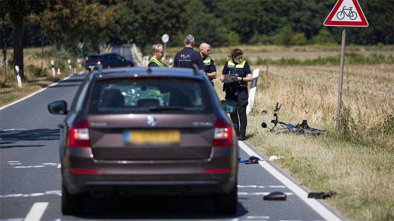 Ein Radfahrer war mit einem Auto zusammengestoßen.