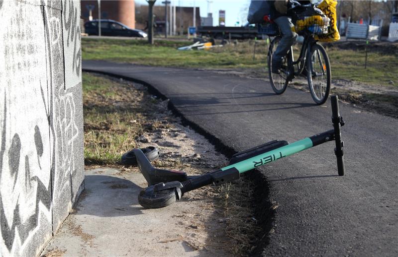 E-Roller-Fahrer kollidiert mit betrunkener Radfahrerin Ein Radfahrer weicht auf einem Radweg einem umgekippten E-Scooter aus. Symbolfoto: picture alliance/dpa | Steffen Trumpf