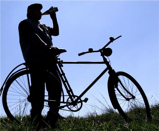 Ein Radfahrer wurde mit über zwei Promille am Lenker erwischt. Symbolbild: dpa/pa