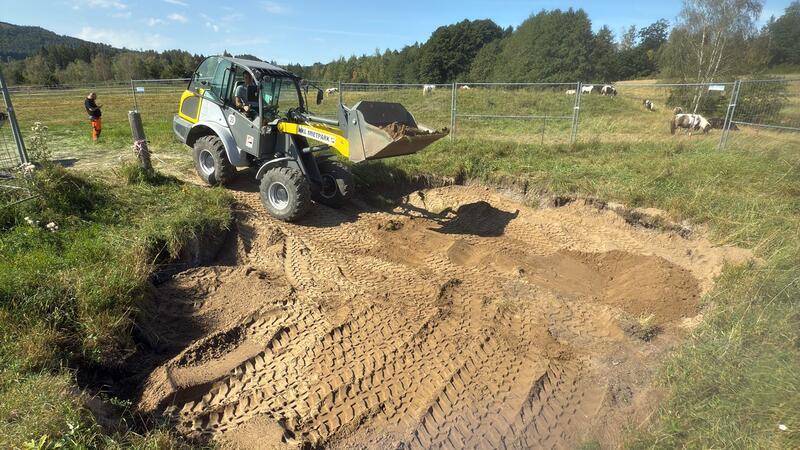 Tagesbruch: Über das Wolfshäger Loch kann nun endlich Gras wachsen Ein Radlader füllt die Reste des Tagesbruchs, der im November vergangenen Jahres bei Wolfshagen entstanden war, mit Mutterboden.