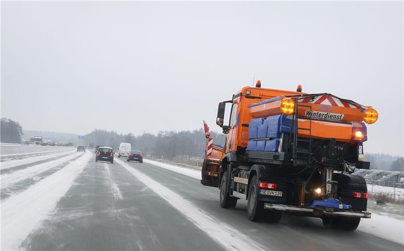 Eisige Nächte in Deutschland Ein Räum- und Streufahrzeug ist auf der Autobahn A7 zwischen Kiel und Hamburg unterwegs.
