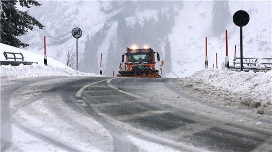 Bilder des Tages Ein Räumfahrzeug des Winterdienstes fährt auf dem Riedbergpass im Schneetreiben.