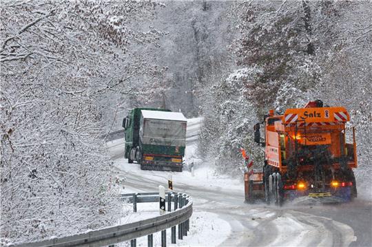 Ein Räumfahrzeug des Winterdienstes ist in Baden-Württemberg im Einsatz. In Schleswig-Holstein und Niedersachsen wird hingegen gestreikt.