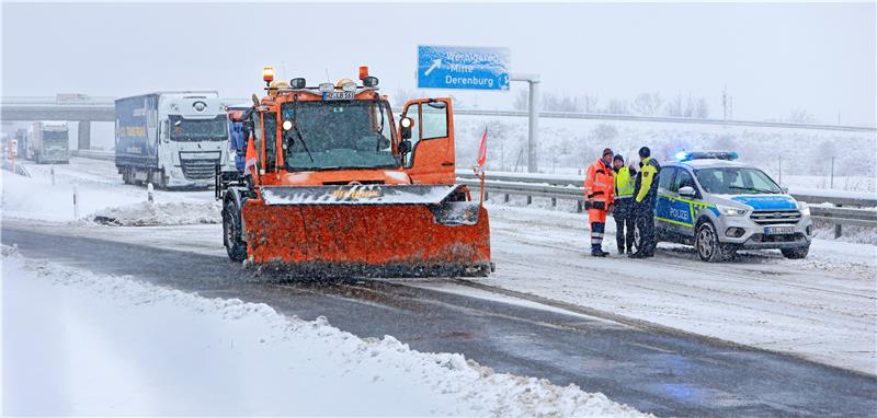 Wie der Wintereinbruch im Harz den Verkehr behindert Ein Räumfahrzeug des Winterdienstes steht am Dienstag auf der Autobahn A36. Nach einem Verkehrsunfall wird die Autobahn bei Wernigerode für mehrere Stunden gesperrt. Foto: Bein/dpa