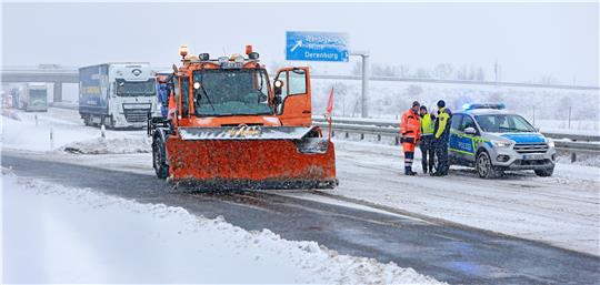 Ein Räumfahrzeug des Winterdienstes steht am Dienstag auf der Autobahn A36. Nach einem Verkehrsunfall wird die Autobahn bei Wernigerode für mehrere Stunden gesperrt. Foto: Bein/dpa