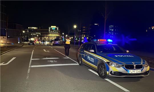 Ein Raser will sich einer Polizeikontrolle entziehen - ein Beamter schießt deshalb «mehrmals gezielt» auf die Reifen des Autos, teilt ein Polizei-Sprecher mit.