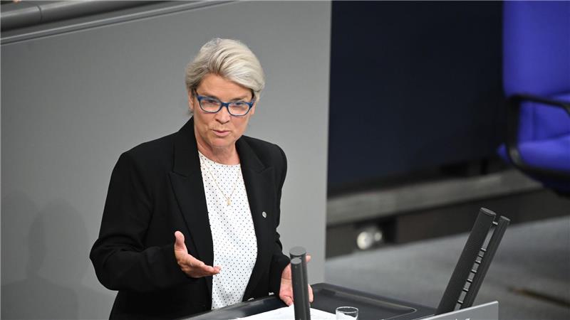 Ein Rauchverbot im Auto soll Schwangere und Minderjährige vor den Gefahren des Passivrauchens schützen, die CDU-Politikerin Borchardt warnt vor Symbolpolitik. (Symbolbild)