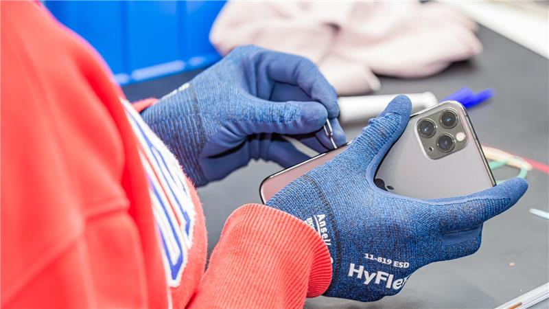 Telefonkunden haben wenig Interesse an Gebrauchthandys Ein Rebuy-Beschäftigter macht ein gebrauchtes iPhone flott, damit es verkauft werden kann.