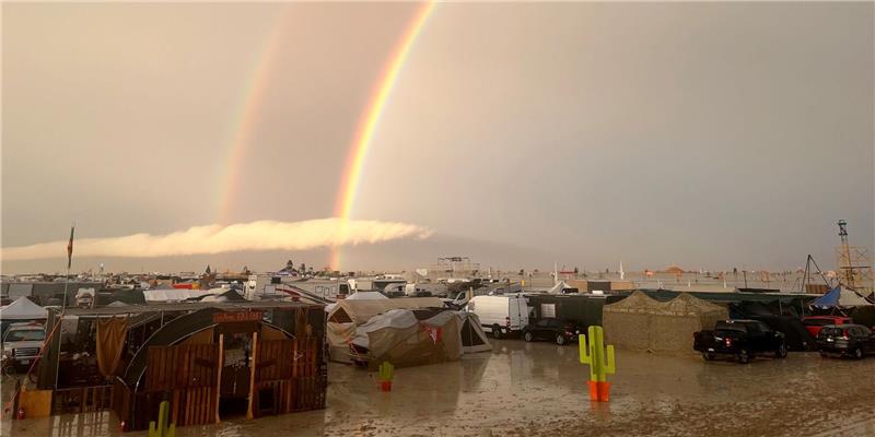 Chaos beim „Burning Man”: Zehntausende reisen ab Ein Regenbogen über dem matschigen Gelände des Festivals «Burning Man» in Nevada.