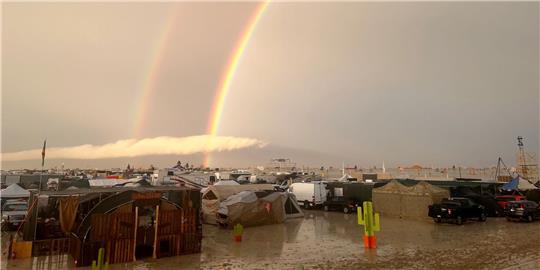 Ein Regenbogen über dem matschigen Gelände des Festivals «Burning Man» in Nevada.
