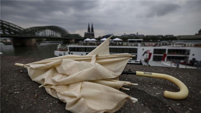 Bilder des Tages Ein Regenschirm am Rhein – die Sonne macht weiter Pause