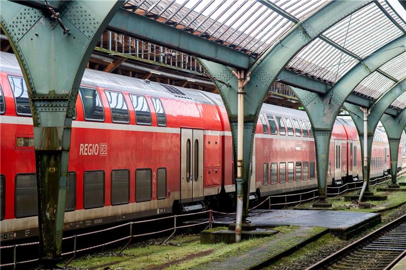 Gleishalle wird nach historischem Vorbild von 1915 saniert Ein Regional-Express der Deutschen Bahn steht an einem Bahnsteig in der historischen Gleishalle.