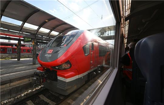Ein Regionalzug der Bahn bei Ulm.