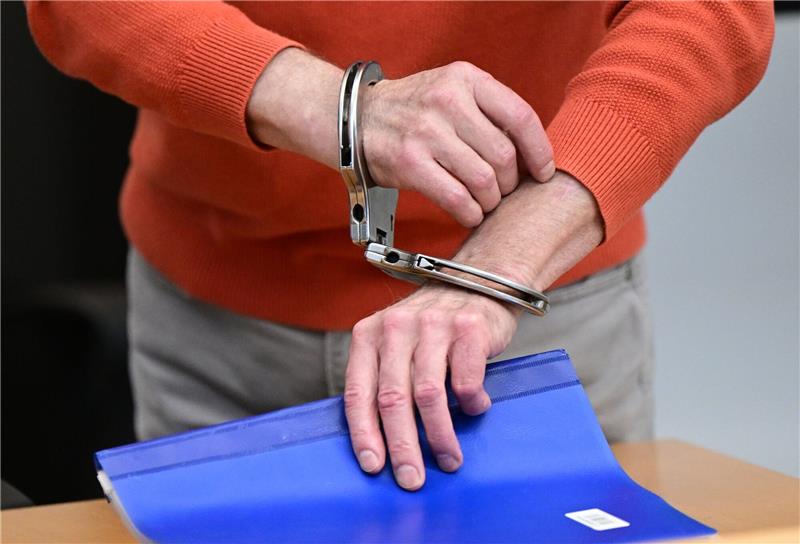 Wegweisendes Urteil: „Reichsbürger” muss in Haft Ein «Reichsbürger» aus Süddeutschland muss für zehn Jahre hinter Gitter, weil er einen Polizisten angefahren haben soll.