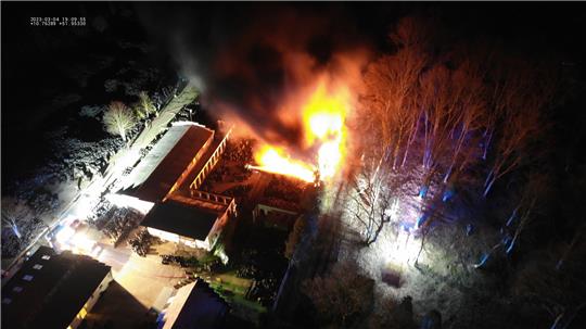 Ein Reifenlager brennt in Osterwieck: Etwa 150 Einsatzkräfte versuchten den Großbrand zu löschen, sagte ein Sprecher der Feuerwehr. Foto: Feuerwehr Stadt Osterwieck/dpa