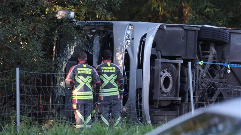 Ein Reisebus ist bei Buchloe im Allgäu von der A96 abgekommen.