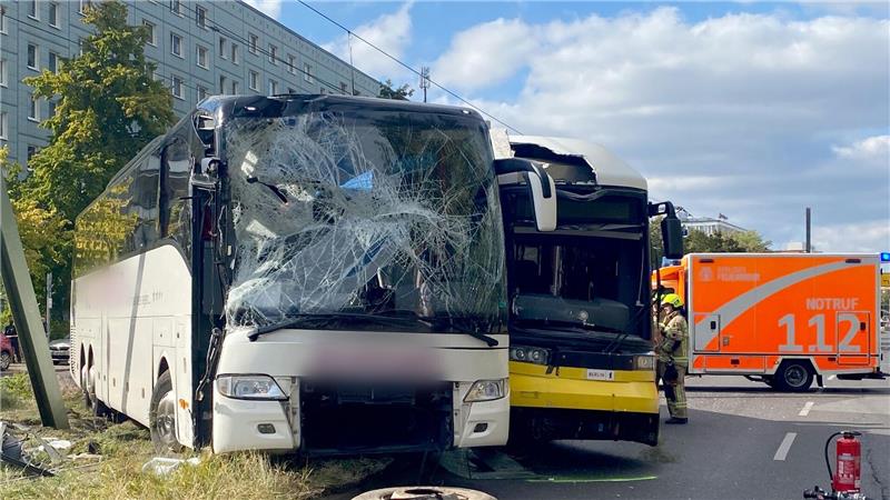 Ein Reisebus und eine Tram stoßen nahe dem Alexanderplatz zusammen. 