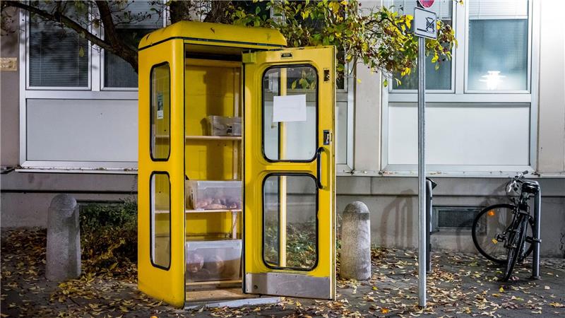 Ein Relikt der Bundespost: ein gelbes Telefonhäuschen, das in Coburg zur Foodsharing-Station umfunktioniert wurde. (Archivbild)