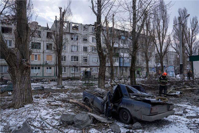 Ukraine meldet neue russische Angriffswelle Ein Rettungsarbeiter räumt am Mittwoch die Trümmer eines Wohnhauses in Pokrowsk weg, das durch eine Rakete zerstört wurde.