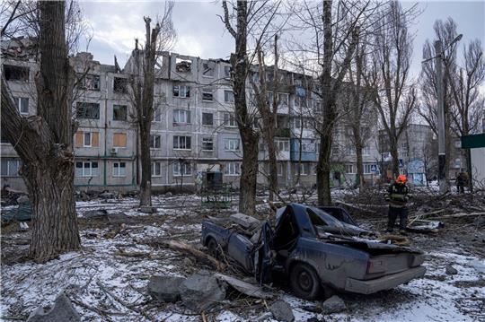 Ein Rettungsarbeiter räumt am Mittwoch die Trümmer eines Wohnhauses in Pokrowsk weg, das durch eine Rakete zerstört wurde.