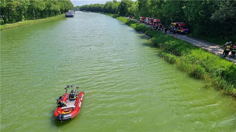 Schiffsunfall bei Bramsche: Mittellandkanal gesperrt Ein Rettungsboot ist auf dem Mittellandkanal unterwegs.