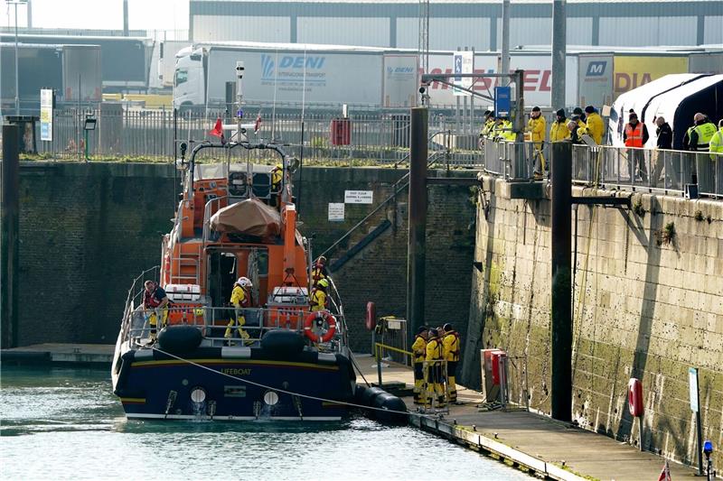 Vier Tote nach Unglück im Ärmelkanal Ein Rettungsboot von Dover kehrt nach einer Rettungsaktion in den Hafen zurück.