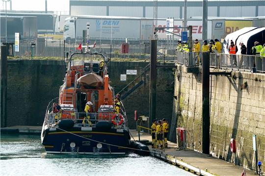 Ein Rettungsboot von Dover kehrt nach einer Rettungsaktion in den Hafen zurück.