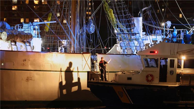 Segelschiff prallt gegen Brooklyn Bridge - Zwei Tote Ein Rettungseinsatz war im Gange.