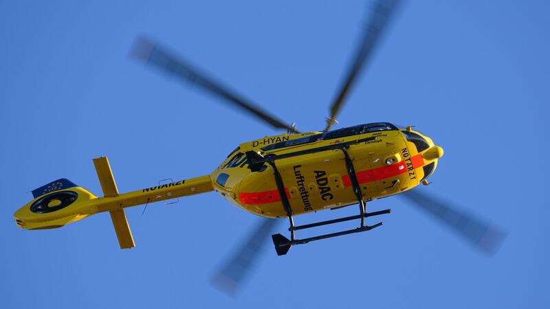 Ein Rettungshubschrauber bringt Schwerverletzte ins Krankenhaus. (Symbolbild)