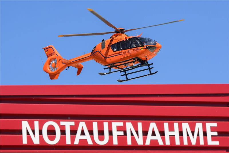 Ein Rettungshubschrauber der Luftrettung fliegt über der Notaufnahme der Medizinischen Hochschule Hannover MHH.
