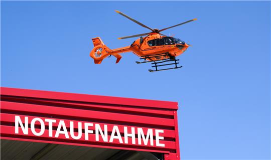 Ein Rettungshubschrauber der Luftrettung fliegt über der Notaufnahme der Medizinischen Hochschule Hannover MHH. Symbolfoto: Julian Stratenschulte/dpa
