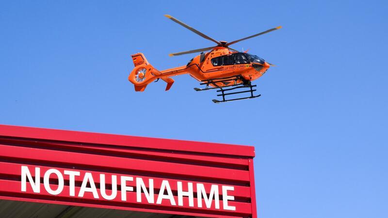 Ein Rettungshubschrauber der Luftrettung fliegt über der Notaufnahme der Medizinischen Hochschule Hannover MHH.