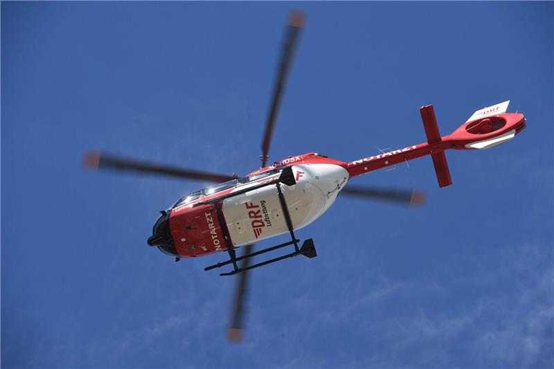 Ein Rettungshubschrauber fliegt am Himmel.