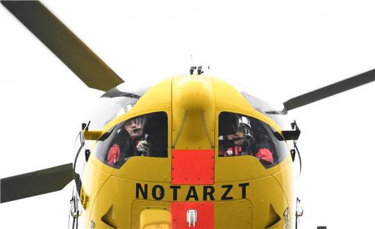 Ein Rettungshubschrauber fliegt den gestürzten Radfahrer zum Göttinger Klinikum. Symbolfoto: picture alliance/dpa | Bernd Weißbrod