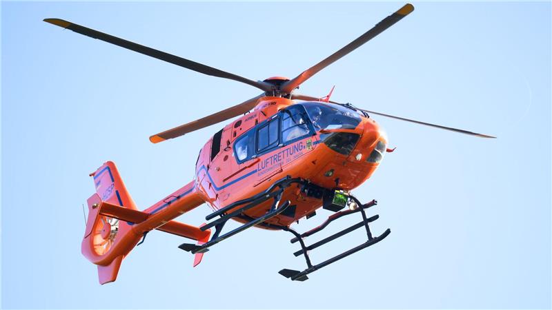 Ein Rettungshubschrauber flog ein lebensgefährlich verletztes zweijähriges Mädchen in eine Klinik. (Symbolbild) 