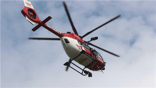Ein Rettungshubschrauber flog zu dem Unfallort. (Symbolbild)