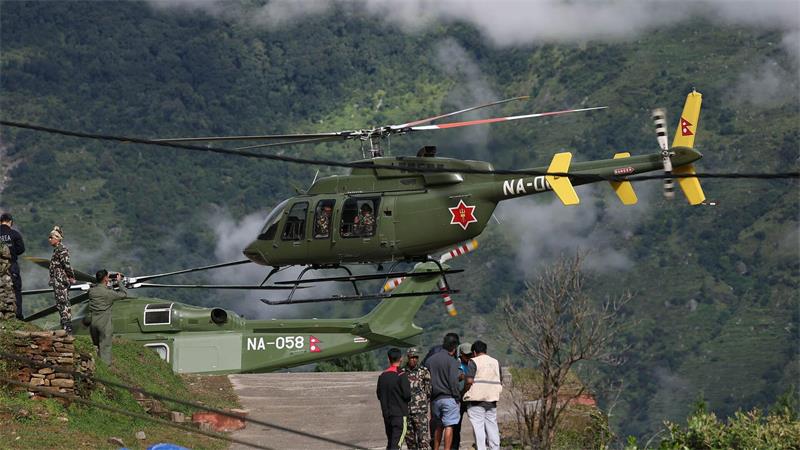 Überall Leichensäcke: Mehr als 1.000 Tote nach Himalaya-Flut Ein Rettungshubschrauber hebt zum Einsatz im Katastrophengebiet in Nepal ab.