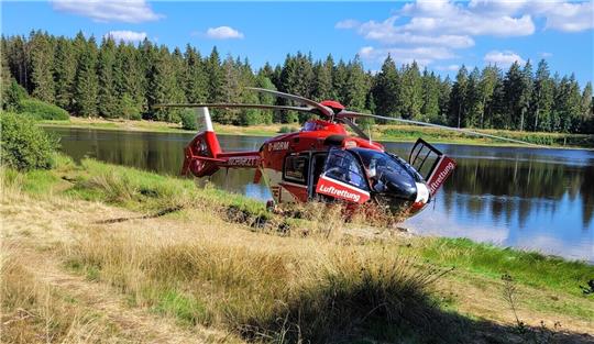 Ein Rettungshubschrauber ist am Zankwieser Teich im Einsatz. Für den Goslarer kommt jedoch jede Hilfe zu spät. Foto: Polizei